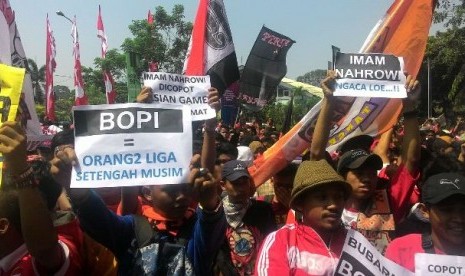 Jakmania berdemo menuntut pencabutan SK Menpora tentang pembekuan PSSI di Jakarta, Selasa (11/8).