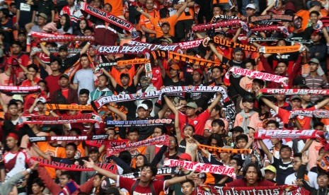 Jakmania mendukung Persija Jakarta melawan Tira Persikabo pada pertandingan babak 16 besar Piala Indonesia 2018 di Stadion Pakansari, Cibinong, Bogor, Jawa Barat, Ahad (17/2/2019).