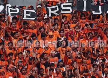 Jakmania pendukung fanatik Persija Jakarta.