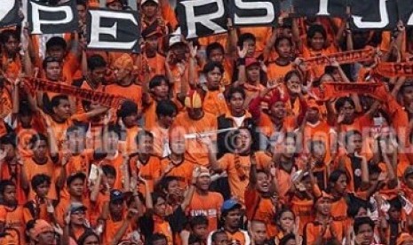 Jakmania pendukung fanatik Persija Jakarta.