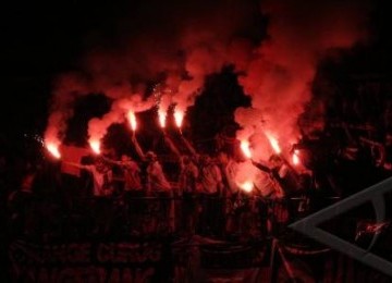 Jakmania saat laga Persija Jakarta lawan Arema Indonesia di Liga Super Indonesia.