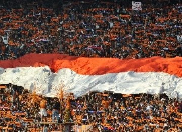 Jakmania, suporter fanatik Persija Jakarta, mendukung tim kesayangannya beraksi di lapangan.