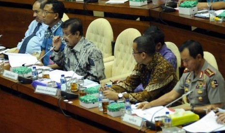 Jaksa Agung Basrief Arief (ketiga kiri) memberikan paparan dalam rapat kerja tim pengawas kasus Bank Century di Gedung DPR, Jakarta, Rabu (21/5).