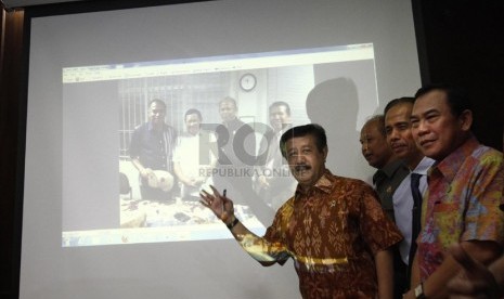   Jaksa Agung Basrief Arief (kiri) menunjukkan foto proses penyerahan diri Komisaris Jendral Polisi (Purn) Susno Duadji di Gedung Kejaksaan Agung, Jakarta, Jumat (3/5). (Republika/Adhi Wicaksono)