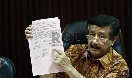   Jaksa Agung Basrief Arief menunjukkan foto proses penyerahan diri Komisaris Jendral Polisi (Purn) Susno Duadji di Gedung Kejaksaan Agung, Jakarta, Jumat (3/5).  (Republika/Adhi Wicaksono)