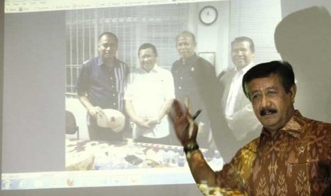  Jaksa Agung Basrief Arief menunjukkan foto proses penyerahan diri Komisaris Jendral Polisi (Purn) Susno Duadji di Gedung Kejaksaan Agung, Jakarta, Jumat (3/5).