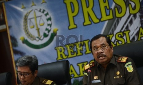 Jaksa Agung H.M Prasetyo (kanan) memberikan pemaparan saat menggelar refleksi akhir tahun 2015 yang diadakan di Gedung Sasana Pradana Kejaksaan Agung RI, Jakarta, Rabu (30/12). 