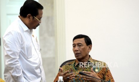 Jaksa Agung HM Prasetyo berbincang dengan Menkopolhukam Wiranto sebelum Rapat Terbatas di Kantor Kepresidenan, Jakarta, Selasa (22/11).