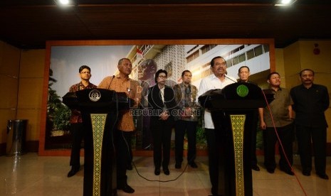 Jaksa Agung HM Prasetyo (kanan) bersama Ketua KPK Agus Raharjo (kiri) memberikan keterangan kepada media sesaat setelah melakukan pertemuan tertutup di Gedung Kejaksaan Agung, Jakarta, Selasa (5/1).