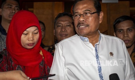 Jaksa Agung HM Prasetyo (kanan) bersama terpidana kasus pelanggaran Undang-Undang Informasi dan Transaksi Elektronik (UU ITE) Baiq Nuril Maknun (kiri) menyampaikan keterangan pers seusai melakukan pertemuan di kantor Kejaksaan Agung, Jakarta, Jumat (12/7/2019). 