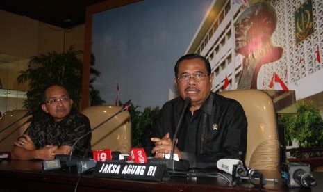 Jaksa Agung HM.Prasetyo (kanan) memberikan konferensi pers terkait rencana eksekusi mati di Kejaksaan Agung, Jakarta, Jumat (29/7).