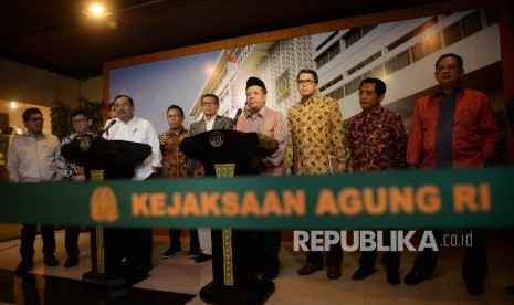 Jaksa Agung HM Prasetyo (ketiga kiri) bersama Ketua Pansus Hak Angket KPK Agun Gunandjar (kelima kiri) dan Sejumlah Anggota Pansus Hak Angket KPK memberikan keterangan pers seusai melakukan pertemuan di Kejaksaan Agung, Jakarta, Kamis (13/7). 