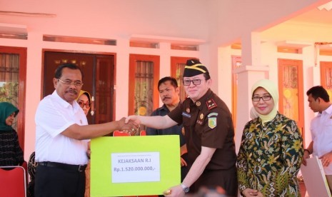 Jaksa Agung HM Prasetyo (kiri) dan Ketua Umum Ikatan Adhyaksa Dharmakarini, Ros Ellyana Prasetyo (paling kanan) menyerahkan bantuan kepada warga Sulteng.