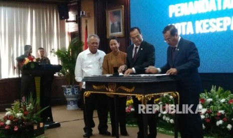 Jaksa Agung HM Prasetyo menandatangani nota kesepahaman (MoU) dengan Menhub Budi Karya Sumadi, MenPUPR Basuki Hadimuljono dan MenBUMN Rini Soemarno. Kamis (1/3).