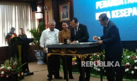 Jaksa Agung HM Prasetyo menandatangani nota kesepahaman (MoU) dengan Menhub Budi Karya Sumadi, MenPUPR Basuki Hadimuljono dan MenBUMN Rini Soemarno. Kamis (1/3).