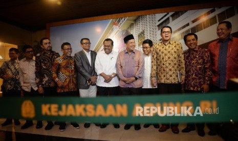 Jaksa Agung HM Prasetyo (tengah) bersama Ketua Pansus Hak Angket KPK Agun Gunandjar (kelima kiri) dan Sejumlah Anggota Pansus Hak Angket KPK memberikan keterangan pers seusai melakukan pertemuan di Kejaksaan Agung, Jakarta, Kamis (13/7).