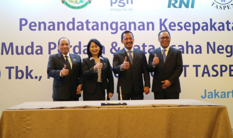 Jaksa Agung Muda Bidang Perdata dan Tata Usaha Negara (Jamdatun) Kejaksaan Agung, Loeke Larasati Agoestina bersama Direktur Utama PT Perusahaan Gas Negara (Persero) Tbk, Jobi Triananda Hasjim, Direktur Utama PT Rajawali Nusantara Indonesia (Persero) B. Didik Prasetyo, dan Direktur Utama PT TASPEN (Persero) Iqbal Latanro.