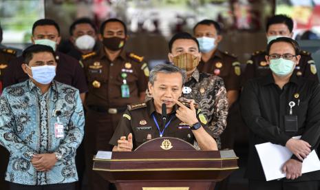 Jaksa Agung Muda Pidana Khusus (Jampidsus) Ali Mukartono (tengah) memberikan keterangan kepada wartawan.