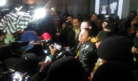 Jaksa Agung Muda Pidana Umum, Kejagung, Noor Rachmad, memberikan keterangan pers usai pelaksanaan eksekusi di Dermaga Wijayapura, Cilacap, jumat (29/7) dinihari (Foto: Eko Widiyatno)