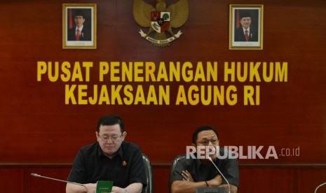 Jaksa agung muda tindak pidana umum Noor rochmad (kanan) bersama Kapuspenkum Kejaksaan Agung Mohammad Rum (kiri) mengumumkan berkas p21 atas kasus dugaan penistaan agama kepada awak media di Kejaksaan Agung, Jakarta, Rabu (30/11). 