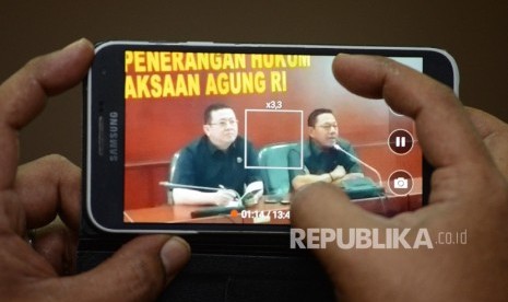 Jaksa agung muda tindak pidana umum Noor rochmad (kanan) bersama Kapuspenkum Kejaksaan Agung Mohammad Rum (kiri) mengumumkan berkas p21 atas kasus dugaan penistaan agama kepada awak media di Kejaksaan Agung, Jakarta, Rabu (30/11). 