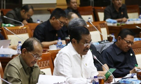 Jaksa Agung Muhammad Prasetyo (tengah) mengikuti rapat kerja bersama Komisi III DPR di Kompleks Parlemen, Senayan, Rabu (12/4). 