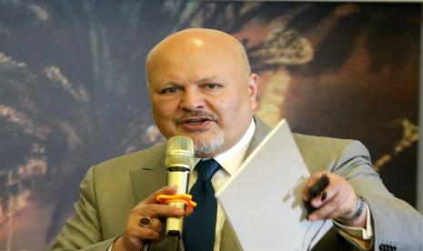 Jaksa Pengadilan Kriminal Internasional (ICC) Karim Khan berbicara selama konferensi pers di Khartoum, Sudan, 24 Agustus 2022. Khan sedang dalam kunjungan ke Sudan di mana dia berbicara tentang surat perintah penangkapan atas kejahatan yang dilakukan di Darfur termasuk yang dikeluarkan terhadap presiden terguling Omar al-Bashir, dan melakukan perjalanan ke Darfur untuk bertemu dengan orang-orang di dua kamp pengungsi. 