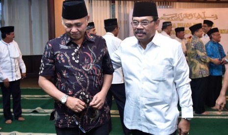 Jaksa Agung Prasetyo (kanan) berbincang dengan Ketua KPK Agus Rahadjo ketika menghadiri buka bersama Jaksa Agung di Gedung Kejaksaan Agung, Jakarta, Senin (12/6). 