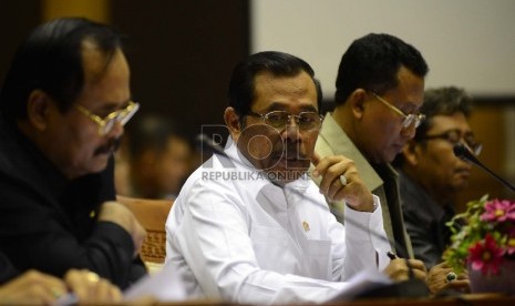 Jaksa Agung Prasetyo (tengah) menghadiri rapat dengar pendapat dengan komisi III DPR di Ruang rapat Komisi III, Kompelek Parlemen, Jakarta, Selasa (30/6). (Republika/Raisan Al Farisi)