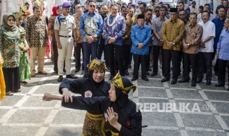 Jaksa Agung RI ST Burhanuddin (tengah) didampingi Gubernur Jawa Barat Ridwan Kamil (keempat kanan), Ketua Umum Paguyuban Pasundan HM Didi Turmudzi (kelima kanan) dan Dewan Pangaping Paguyuban Pasundan TB Hasanuddin (Kelima kiri) melihat kesenian pencak silat saat melakukan kunjungan di Paguyuban Pasundan, Bandung, Jawa Barat, Agad (17/11/2019).