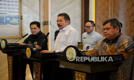 Jaksa Agung Sanitar Burhanuddin (tengah) bersama Menteri BUMN Erick Thohir (kiri) dan Kepala Badan Pengawasan Keuangan dan Pembangunan (BPKP) Muhammad Yusuf Ateh (kanan) menyampaikan keterangan dalam konferensi pers di Gedung Kejaksaan Agung RI, Jakart, Selasa (3/10/2023). Konferensi pers tersebut dalam rangka menyampaikan keterangan terkait penyerahan hasil audit dana pensiun BUMN yang bermasalah untuk ditindaklanjuti oleh Kejaksaan Agung RI. Dari 48 dana pensiun BUMN yang diaudit, terdapat 4 dana pensiun yang bermasalah dengan total dugaan kerugian negara mencapai Rp300 miliar. Erick mengungkapkan hampir 70 persen dana pensiun yang dikelola oleh BUMN berada dalam kondisi yang tidak sehat.