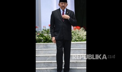 Jaksa Agung ST Burhanuddin bersiap mengikuti foto bersama seusai pelantikan menteri Kabinet Indonesia Maju di Beranda Istana Merdeka, Jakarta, Rabu (23/10/2019).