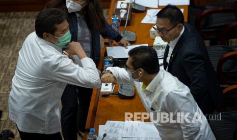 Jaksa Agung ST Burhanuddin (kiri) melakukan salam siku dengan Wakil Ketua Komisi III DPR Adies Kadir (tengah) disaksikan Ketua Komisi III Herman Herry usai rapat kerja di kompleks Parlemen, Jakarta, Senin (29/6/2020). Rapat membahas pendalaman penanganan kasus-kasus terkini oleh Kejaksaan Agung, khususnya yang berkaitan dengan sekuritas dan investasi. 