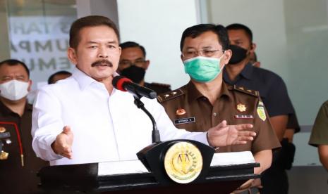 Jaksa Agung ST Burhanuddin memberikan keterangan saat penetapan tersangka mafia minyak goreng di Gedung Kejagung, Jakarta, Selasa (19/4/2022). Kejati DKI menyita satu kontainer barang bukti kasus eksport minyak goreng.