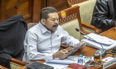 Jaksa Agung ST Burhanuddin mengikuti rapat kerja dengan Komisi III DPR di Kompleks Parlemen, Senayan, Jakarta, Kamis (27/1/2022). Dalam rapat kerja tersebut Burhanuddin menjawab sejumlah pertanyaan anggota Komisi III DPR, salah satunya terkait dugaan korupsi pengadaan satelit pada Kementerian Pertahanan (Kemhan) tahun 2015-2016.