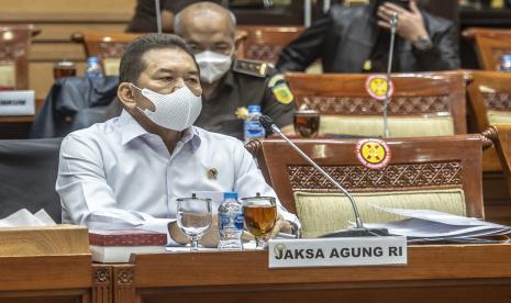 Buka Hotline Aduan Oknum Jaksa, Burhannudin Lindungi Penuh Pelapor. Foto: Jaksa Agung ST Burhanuddin mengikuti rapat kerja dengan Komisi III DPR di Kompleks Parlemen, Senayan, Jakarta, Kamis (27/1/2022). Dalam rapat kerja tersebut Burhanuddin menjawab sejumlah pertanyaan anggota Komisi III DPR, salah satunya terkait dugaan korupsi pengadaan satelit pada Kementerian Pertahanan (Kemhan) tahun 2015-2016.