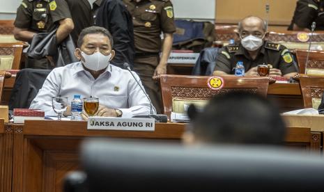 Jaksa Agung ST Burhanuddin mengikuti rapat kerja dengan Komisi III DPR di Kompleks Parlemen, Senayan, Jakarta, Kamis (27/1/2022). Dalam rapat kerja tersebut Burhanuddin menjawab sejumlah pertanyaan anggota Komisi III DPR, salah satunya terkait dugaan korupsi pengadaan satelit pada Kementerian Pertahanan (Kemhan) tahun 2015-2016.