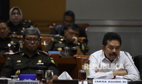 Jaksa Agung ST. Burhanuddin (tengah) didampingi Wakil Jaksa Agung Arminsyah (kiri) dan Jaksa Agung Muda Tindak Pidana Khusus M Adi Toegarisman (kanan) mengikuti rapat kerja bersama Komisi III DPR di Kompleks Parlemen Senayan, Jakarta, Senin (20/1/2020). 