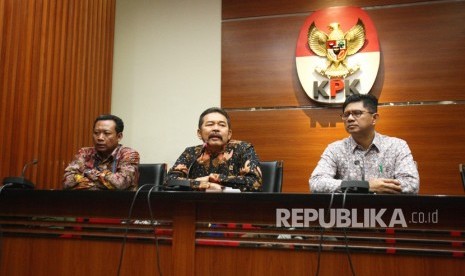 Jaksa Agung ST Burhanuddin (tengah) didampingi Wakil Ketua KPK, Laode M Syarief (kanan) dan Direktur penuntutan KPK Fitroh Rohcahyanto, memberikan keterangan kepada wartawan seusai melakukan pertemuan di Gedung KPK, Jakarta.