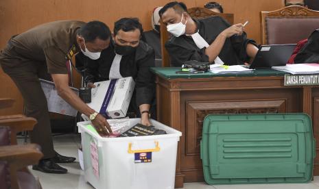 Jaksa Penuntut Umum (JPU) menyiapkan sejumlah barang bukti sebelum berlangsungnya sidang lanjutan kasus merintangi penyidikan atau 