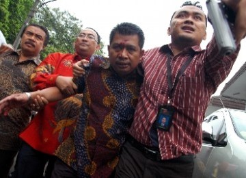 Jaksa Sistoyo terluka di bagian kepala langsung dikawal petugas keamanan di Pengadilan Tindak Pidana Korupsi (Tipikor) Bandung, Jawa Barat, Rabu (29/2).