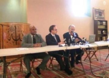 Jaksa Wilayah AS, Bill Hochul (tengah) dan Direktur MPAC, Khaled Qazi (kanan) dalam acara jumpa pers di Bufallo, New York