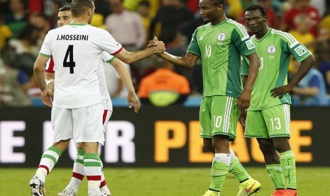 Jalal Hosseini Iran (kiri) dan John Obi Mikel dari Nigeria berjabat tangan setelah Piala Dunia FIFA 2014 grup F pertandingan babak penyisihan antara Iran dan Nigeria di Arena da Baixada di Curitiba, Brasil, Senin (16/6).   (EPA / Rungroj Yongrit).