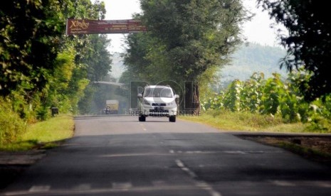 Jalan Alternatif melalui Cikamurang, Indramayu, Jawa Barat, Kamis (24/7).(Republika/ Wihdan)