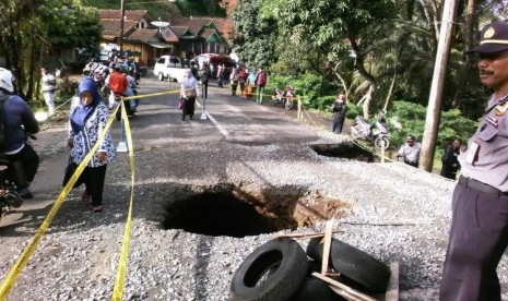 Jalan ambles di Majalengka, Ahad (22/1).