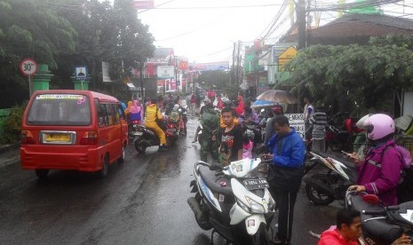 Jalan Bintara Raya terputus akibat melupanya Kali Cakung, Selasa (21/2).