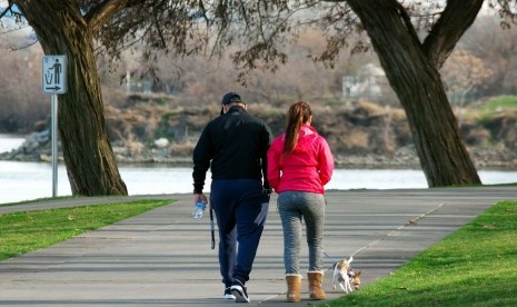 Jalan cepat. Latihan jalan cepat selama 10 menit setiap hari dapat bermanfaat bagi penderita osteoarthritis.