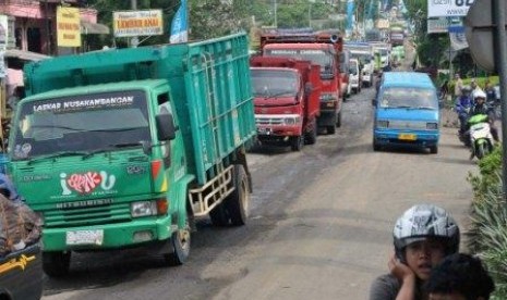 Jalan Ciawi menuju Sukabumi Rusak