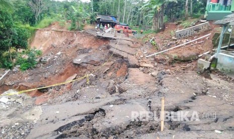 Jalan Cigedang, Desa Kawitan yang merupakan jalur utama penghubung Kecamatan Salopa dengan Cikatomas di Kabupaten Tasikmalaya terputus akibat longsor (Ilustrasi)