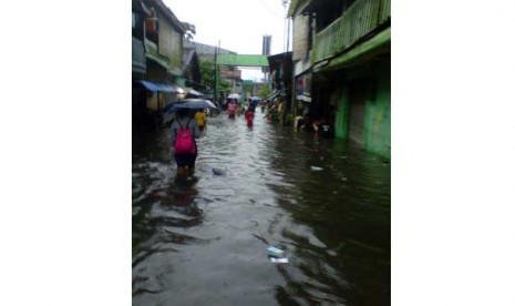 Jalan Galur Selatan, Jakarta Pusat, terendam banjir setinggi paha orang dewasa, Kamis (17/1).